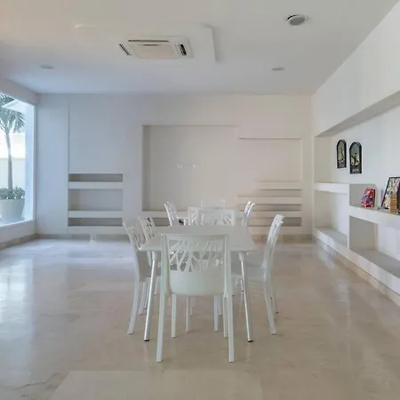 Modern Beachfront Apartamento